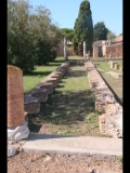 06510 ostia - regio iv - insula v - schola del traiano (iv,v,15) and domus (iv,v,16) - bli ri peristylium - in der mitte schmales wasserbecken - bli aus ri norden - 09-2016.jpg